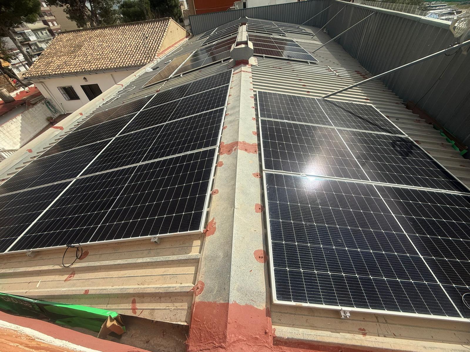 Instalación fotovoltaica local comercial